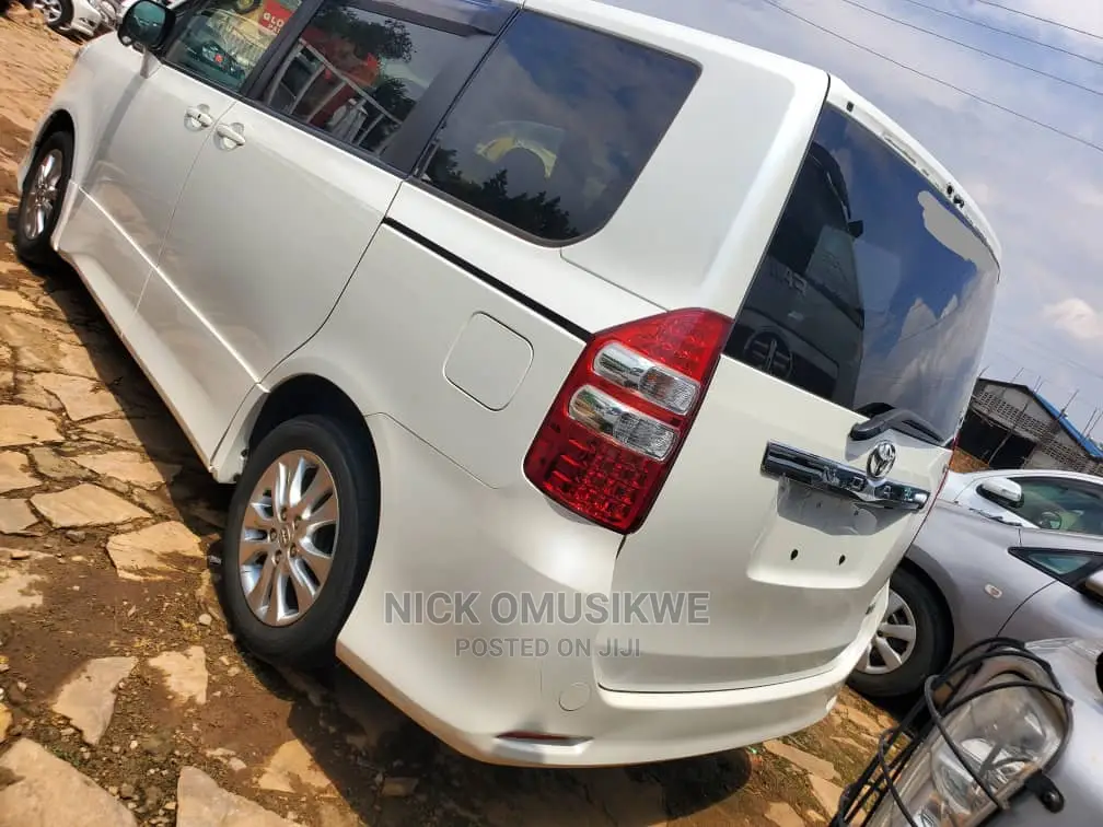 Toyota Noah 2.0 143hp AWD (8 Seater) 2011 White