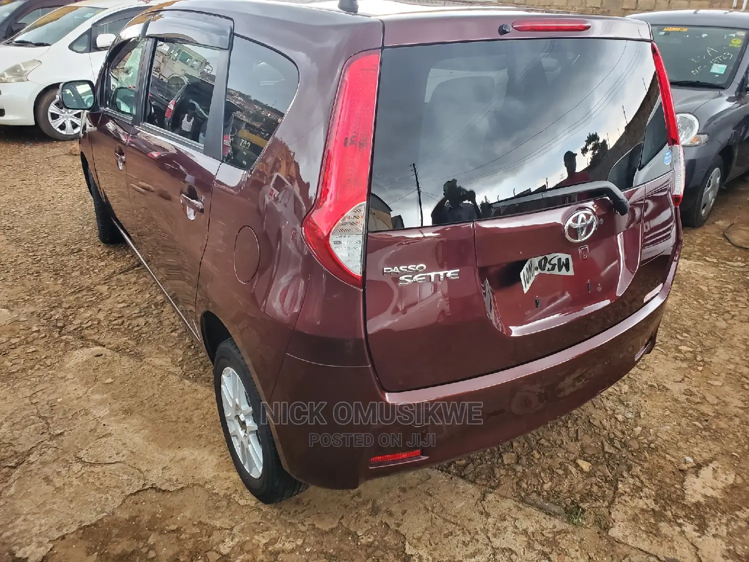 Toyota Passo Sette 1.5 AWD 2009 Red