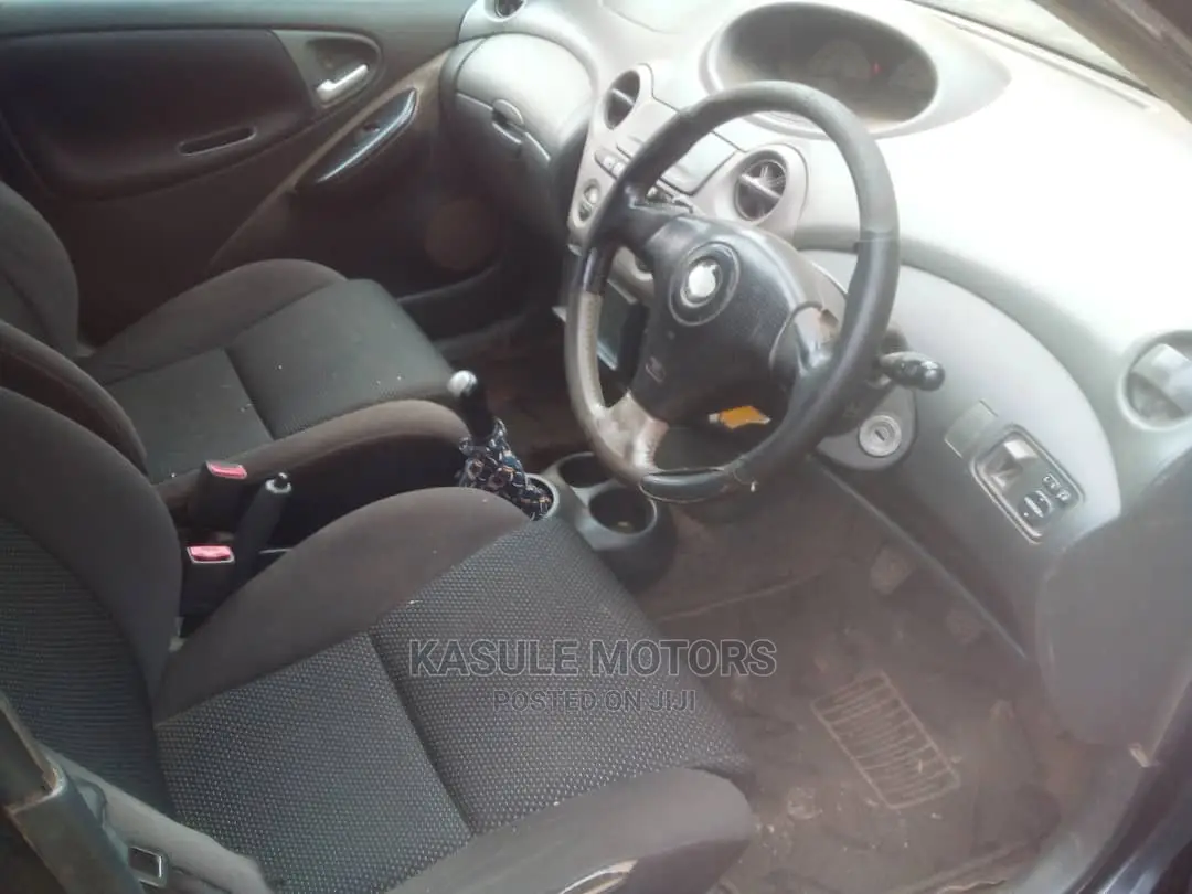 Toyota Vitz 2000 Black