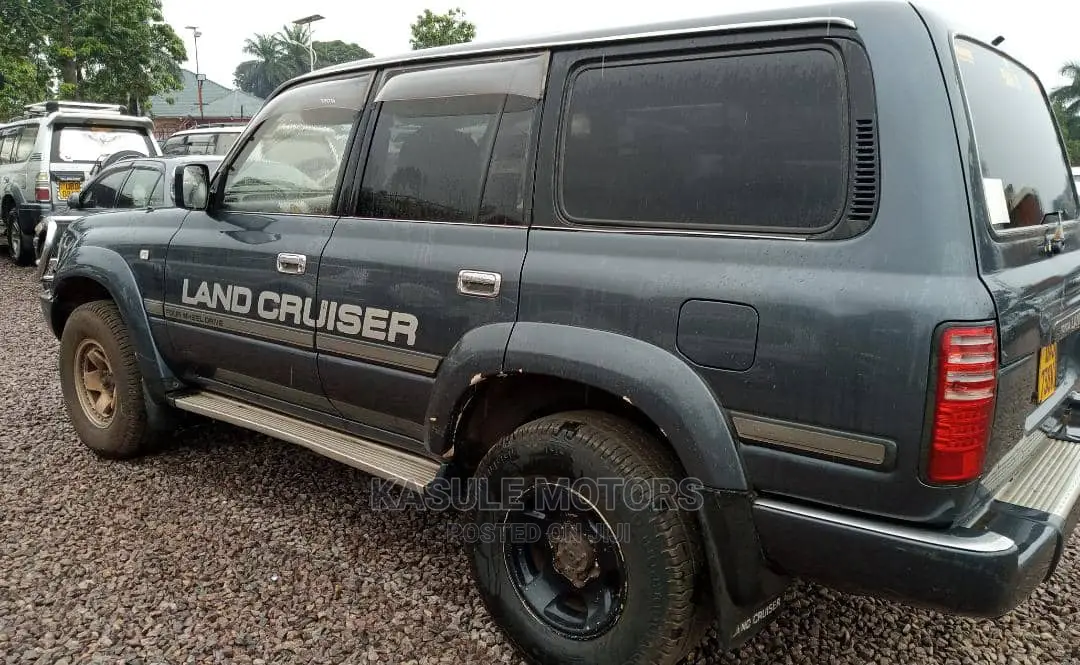 Toyota Land Cruiser 2000 Gray