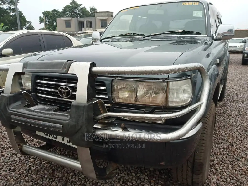 Toyota Land Cruiser 2000 Gray
