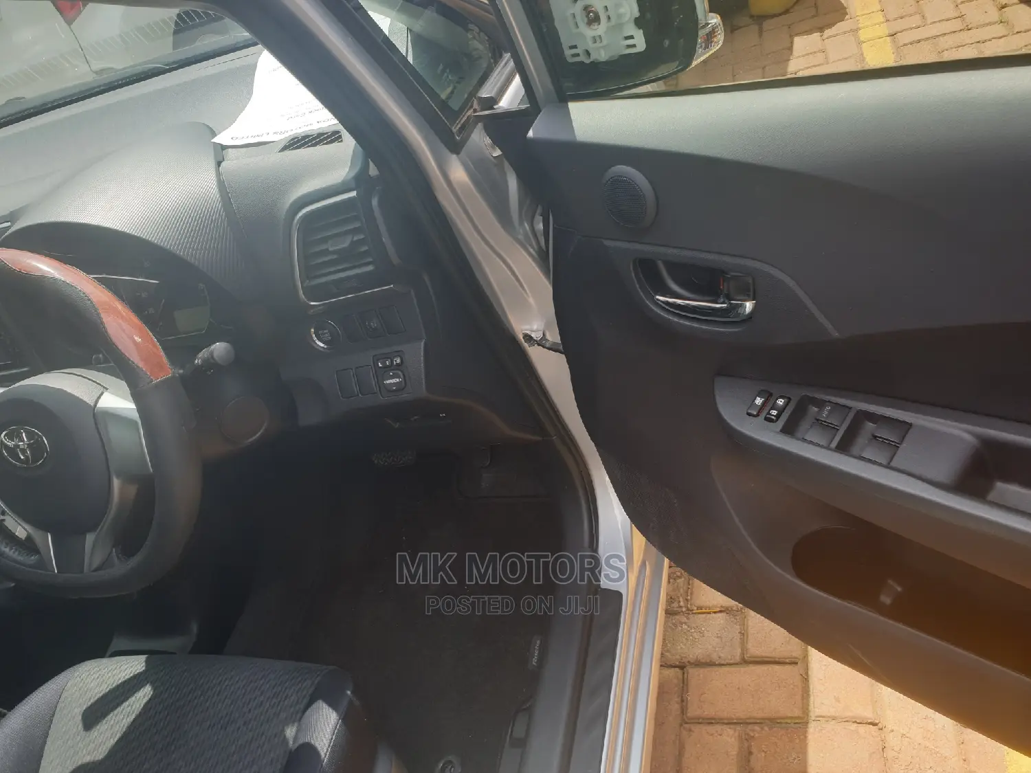 Toyota Ractis 1.5 FWD 2012 Silver