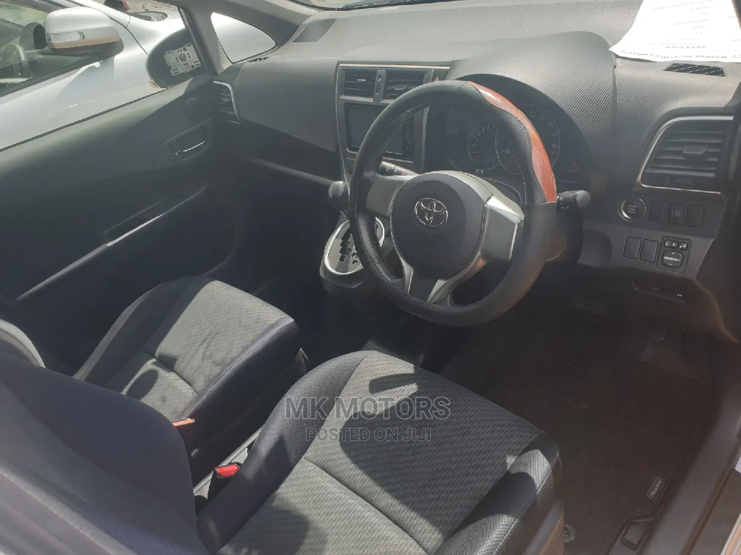 Toyota Ractis 1.5 FWD 2012 Silver