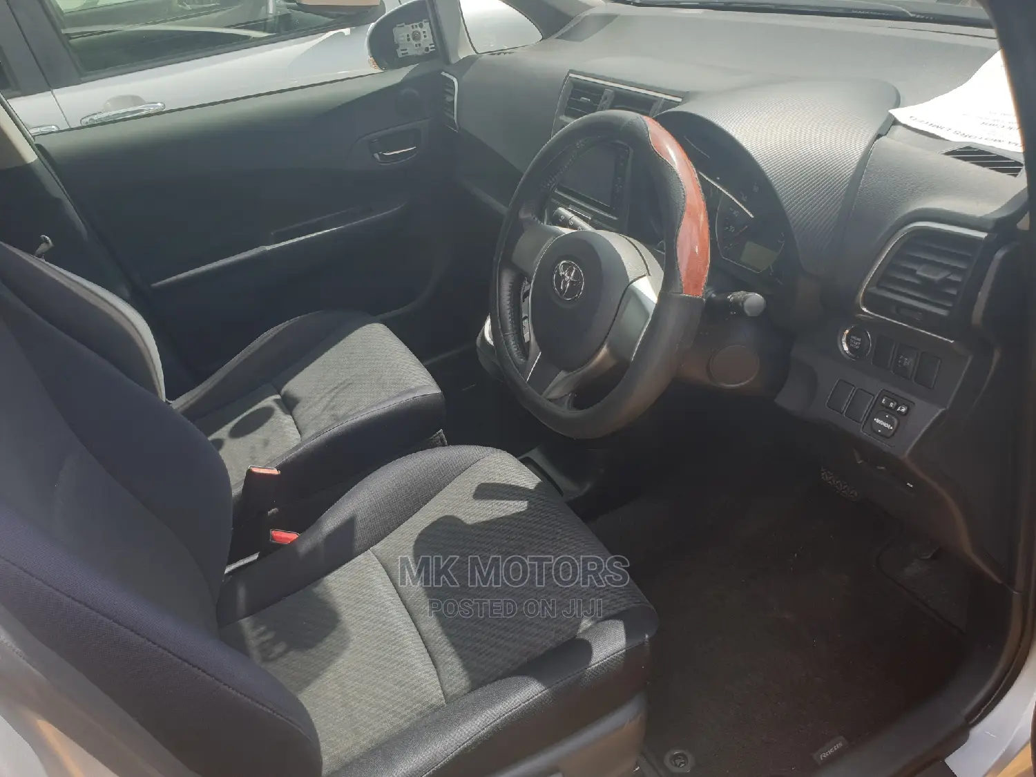 Toyota Ractis 1.5 FWD 2012 Silver