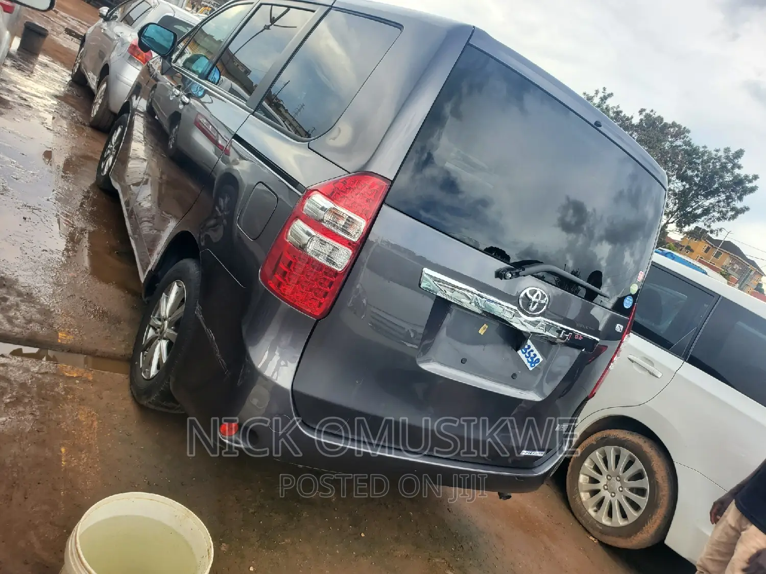 Toyota Noah 2.0 143hp AWD (7 Seater) 2010