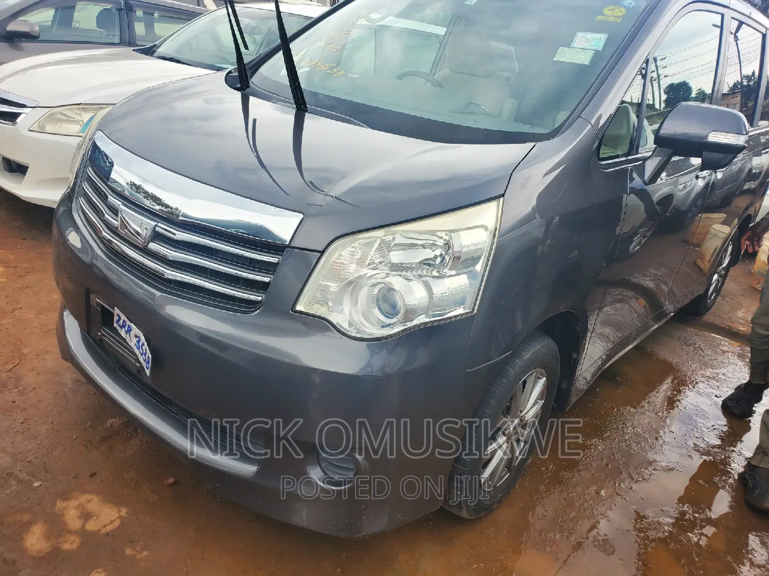 Toyota Noah 2.0 143hp AWD (7 Seater) 2010